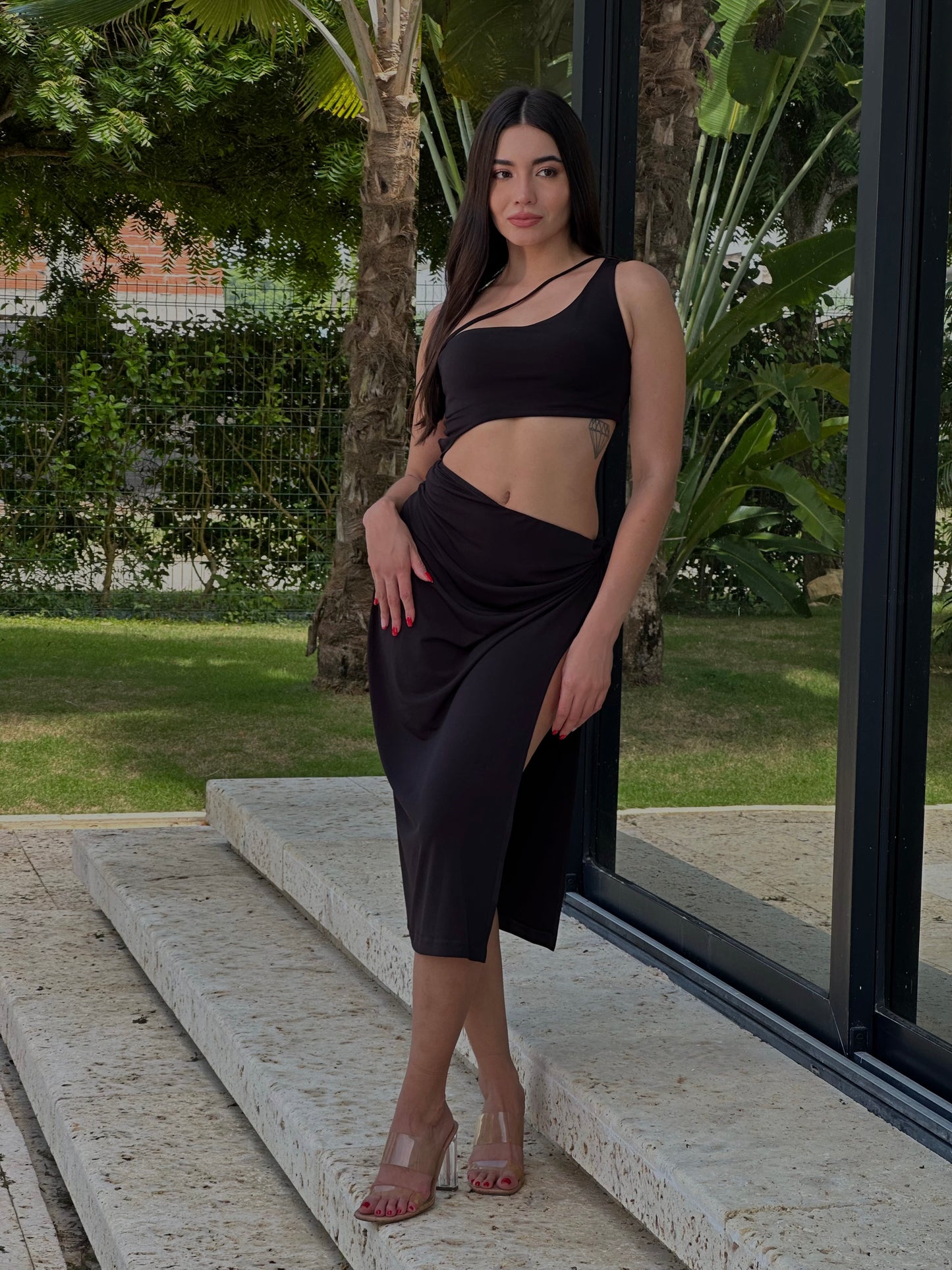 Vestido midi assimétrico com nó