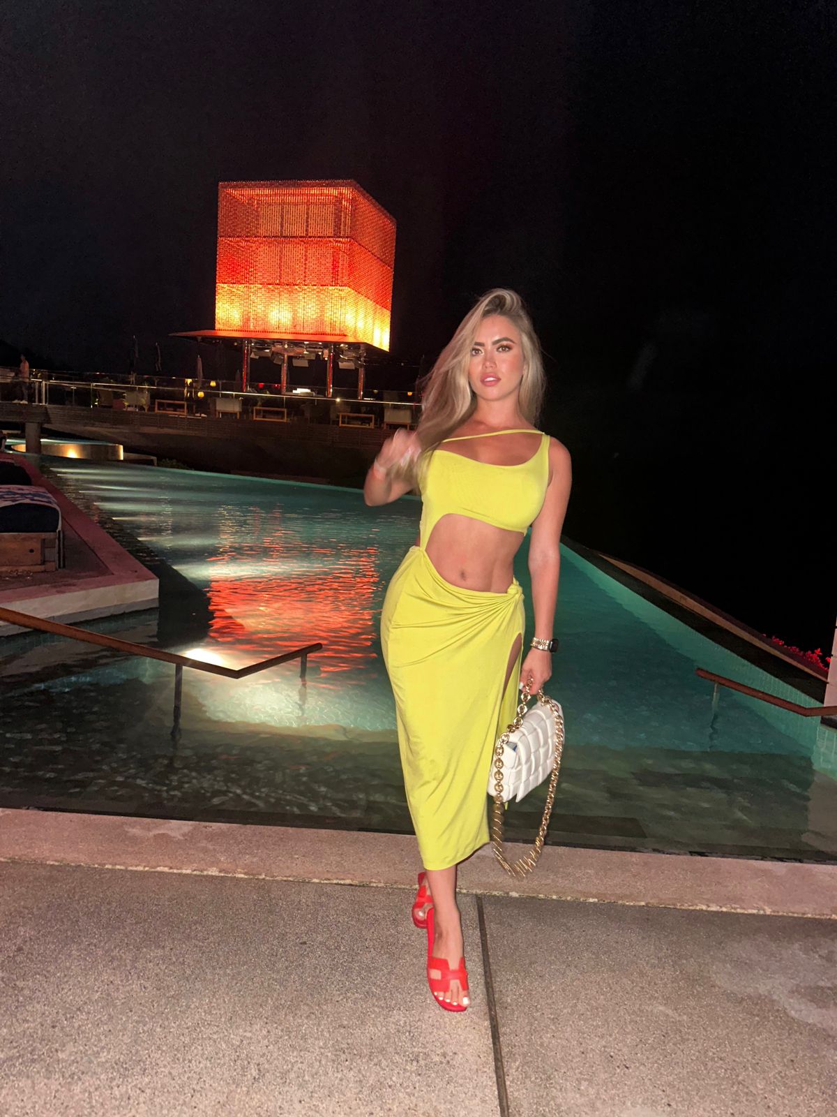 Vestido midi assimétrico com nó